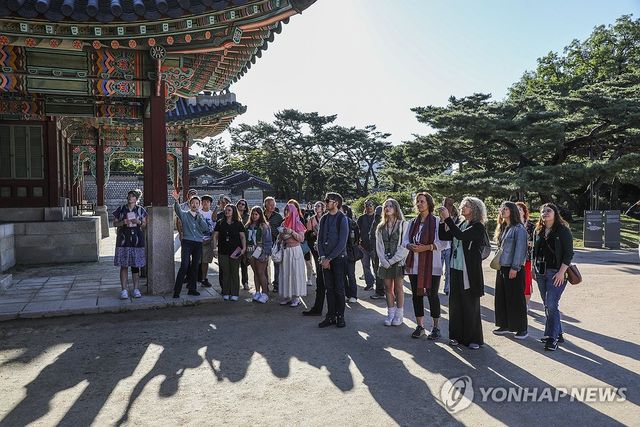 궁궐 산책 나선 외국인 관람객들