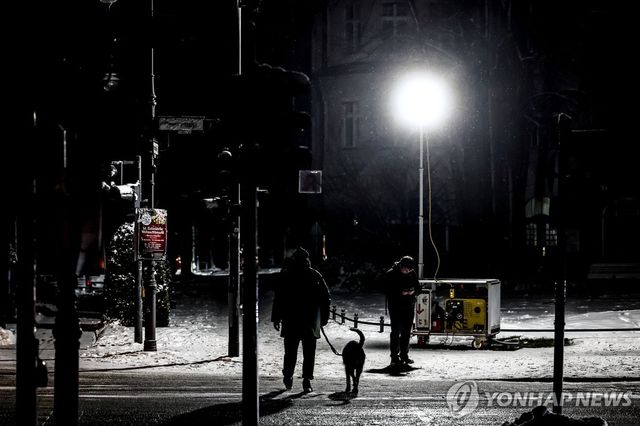 전기 끊긴 베를린 시내 거리