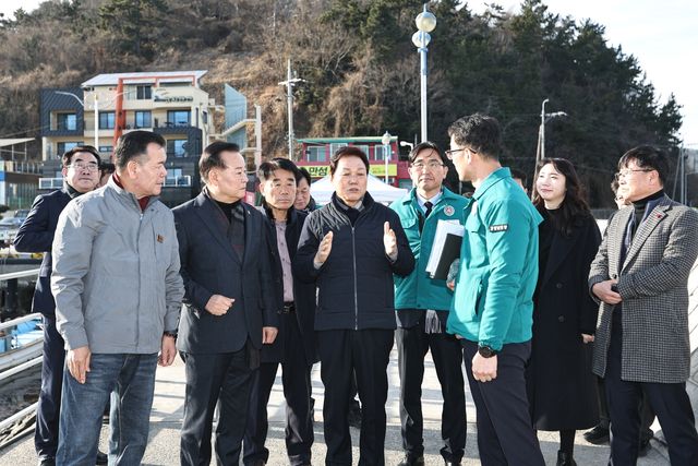 거제∼마산 국도 5호선 현장 방문한 박완수 경남지사(가운데)