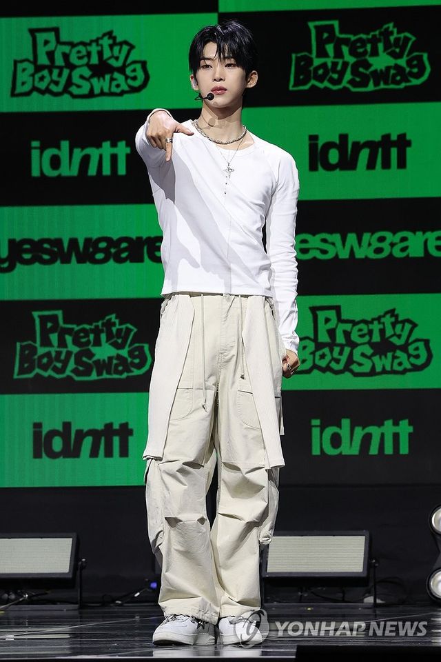 포즈 취하는 김도훈