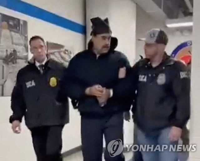 미 연방요원들에 연행되는 마두로 베네수엘라 대통령