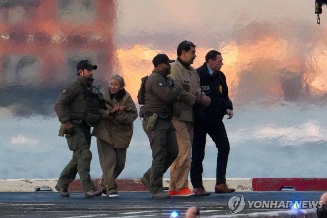 미국 법원에 출석하는 마두로(오른쪽 두번째)와 부인 실리아 플로레스(왼쪽 두번째)