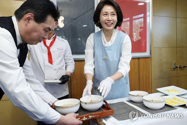 김혜경 여사 '한중 우호를 위한 떡국'