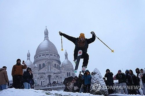 5일(현지시간) 눈 쌓인 몽마르트르 언덕에서 스키 타는 시민 