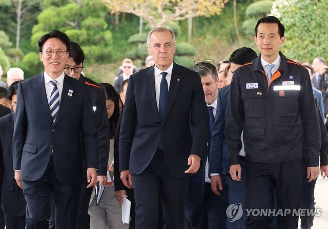 지난 10월 한화오션 거제 조선소 찾은 마크 카니 캐나다 총리와 김민석 총리