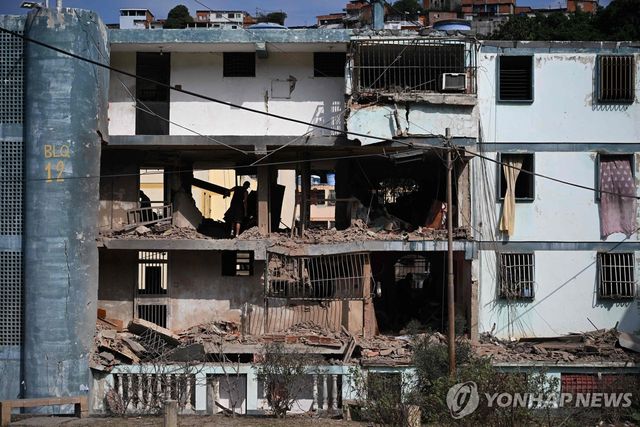 4일 베네수엘라 라과이라주에서 한 건물이 부서져 있다.[AFP=연합뉴스]