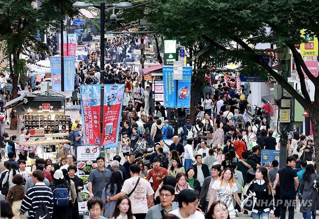 추석 연휴 마지막날, 명동 방문한 관광객들