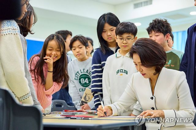 김혜경 여사, 북경한국국제학교 방문