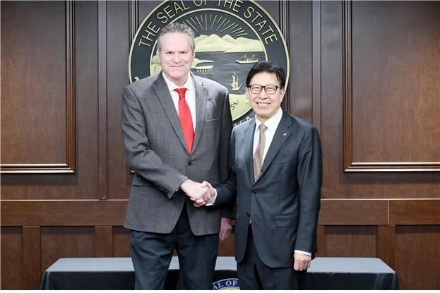 악수하는 수잔 라프랑스 앵커리지 시장과 박형준 시장