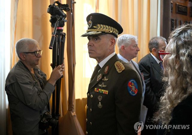 5일(현지시간) 임시 대통령 취임식장 나서는 베네수엘라 국방부 장관