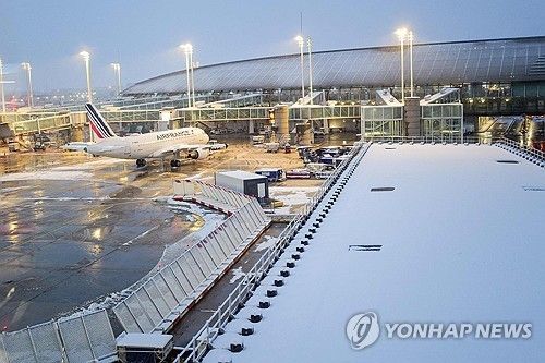 2024년 11월 21일 눈 내린 샤를드골 공항