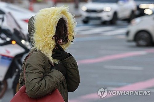 아침 찬바람에 여미는 옷깃