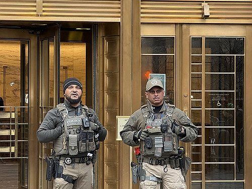 법원 입구의 무장 경찰