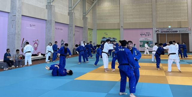 동해시에서 훈련 중인 유도 선수들