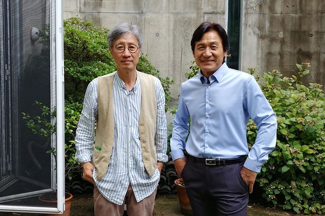 배우 안성기(오른쪽)와 구본창 작가