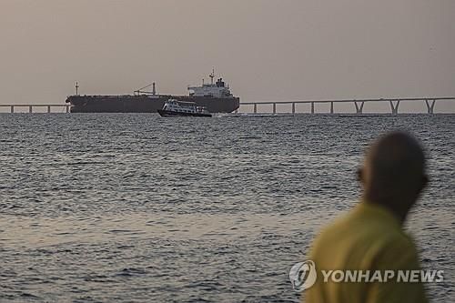 베네수엘라 마라카이보 호수 위 유조선