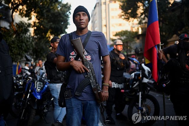 마두로 축출을 지지하는 시민을 체포하기 위해 베네수엘라 카라카스 거리에 투입된 준군사조직 '콜렉티보' 조직원. [로이터 연합뉴스. 재판매 및 DB 금지]