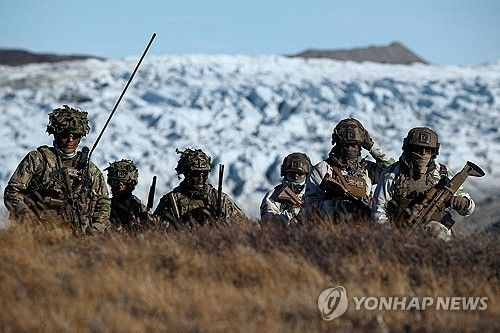 그린란드에서 군사 훈련을 하는 덴마크 군인들 [로이터 연합뉴스 자료사진. 재판매 및 DB 금지] 