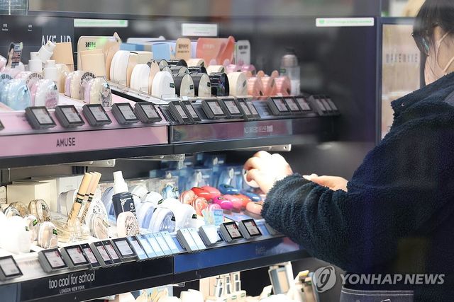 화장품 고르는 외국인