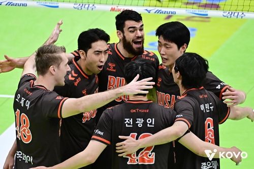 득점 후 기뻐하는 OK저축은행 선수들