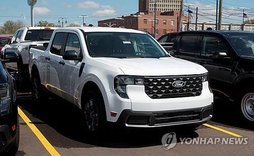 미시간주 딜러매장에 전시된 포드 픽업트럭