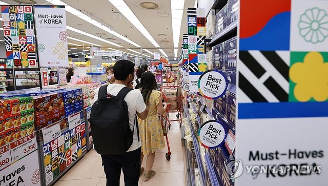 서울 중구의 한 대형마트 매장에 진열된 외국인 관광객들을 위한 과자 등 K-푸드 상품