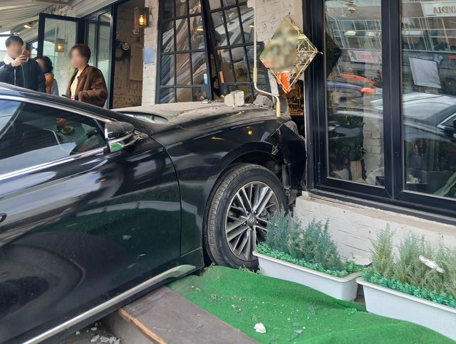 카페로 돌진한 차량