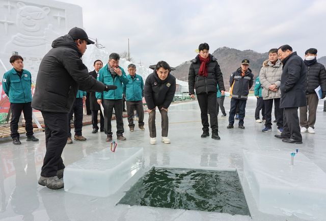 화천 산천어축제장 얼음 두께 점검하는 김진태 지사