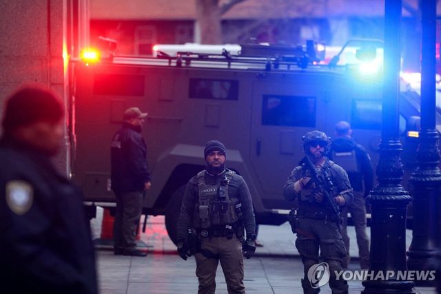 법원 청사로 진입하는 마두로 호송 추정 장갑트럭