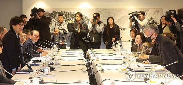 보건의료정책심의위원회 참석한 정은경 장관과 김택우 회장