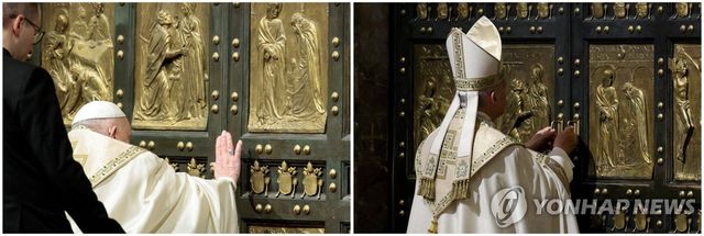 성문을 여는 프란치스코 전 교황(좌)과 성문을 닫는 레오14세 교황