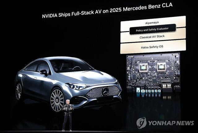 벤츠와의 협업 발표하는 젠슨 황