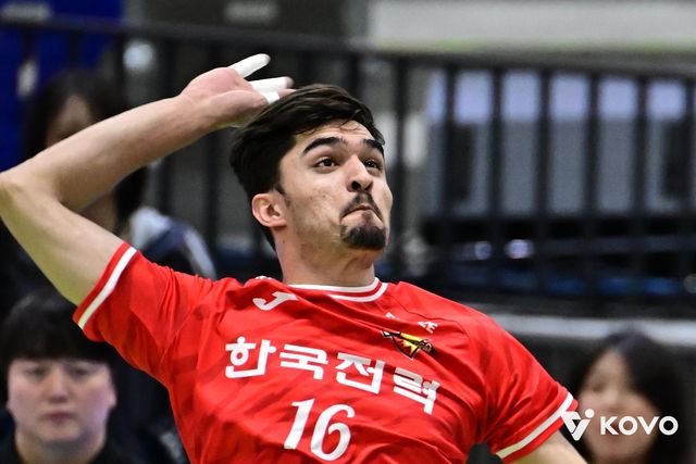 공격하는 한국전력의 무사웰 칸