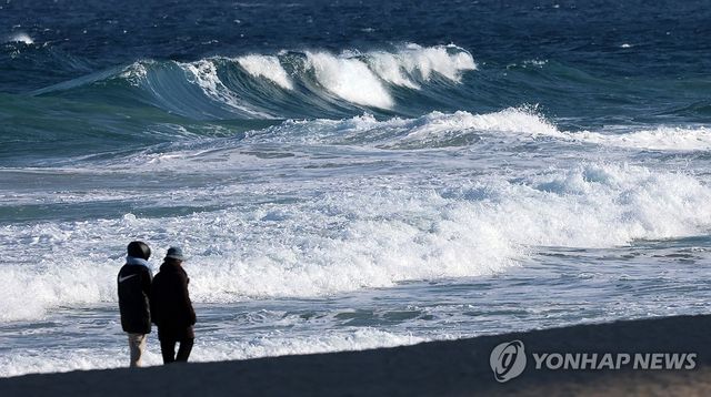 높은 파도 거센 바람