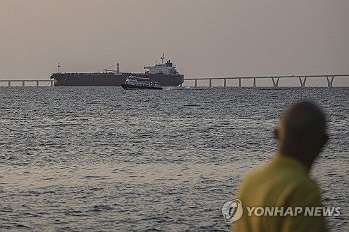 베네수엘라 마라카이보 호수 위 유조선