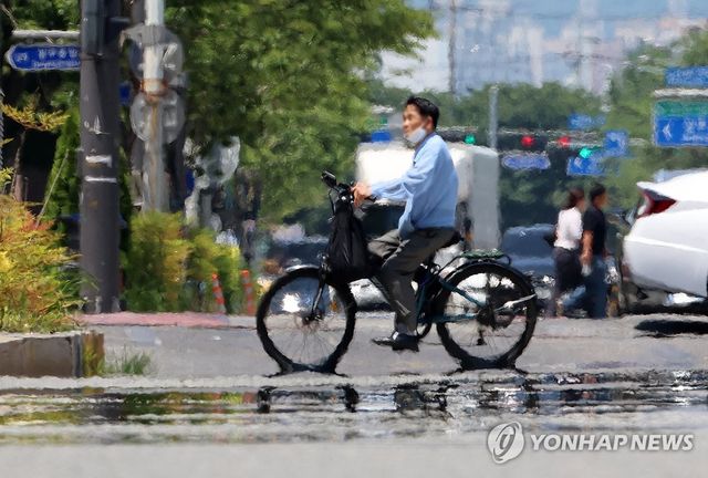 폭염에 이글거리는 도로