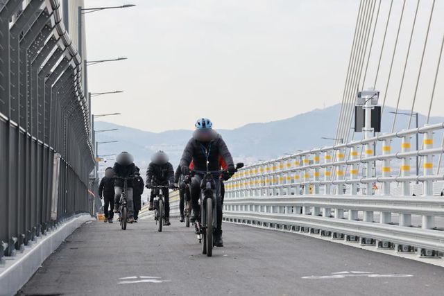 지난 6일 제3연륙교 통행하는 자전거 이용객들