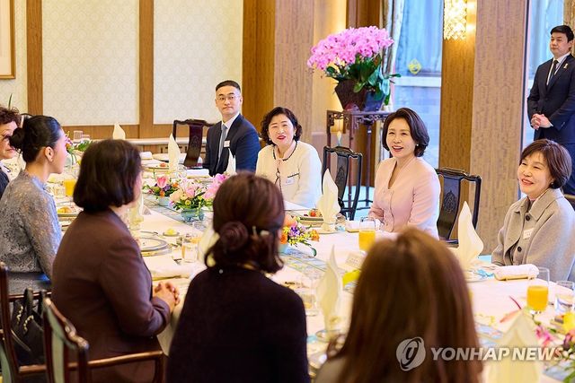 김혜경 여사, 재중 한인 여성활동가 초청 간담회