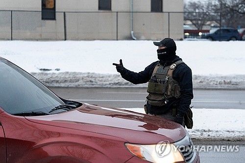 미니애폴리스 도로에서 차량 검문 조사하는 ICE 요원