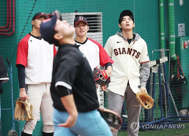 훈련하는 고등학교 선수들 지켜보는 이정후