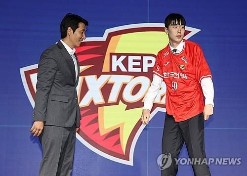 신인 드래프트 때 1순위 지명을 받은 방강호(오른쪽)와 권영민 한국전력 감독