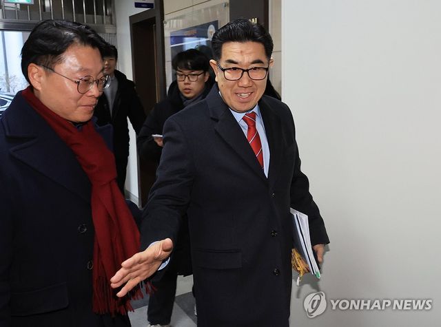 경찰청 들어서는 김규환 전 의원 대리인