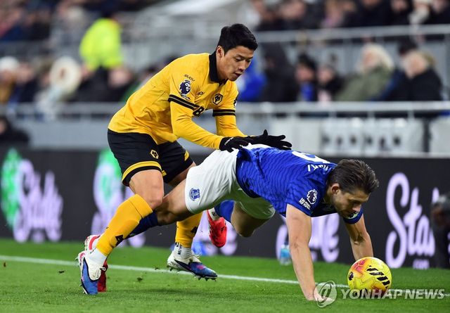 볼 경합 하는 울버햄프턴의 황희찬(왼쪽)