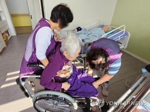 경기 양주시 한 재활요양원의 요양보호사들