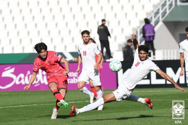 이란과 경기에서 슈팅하는 김태원(왼쪽).