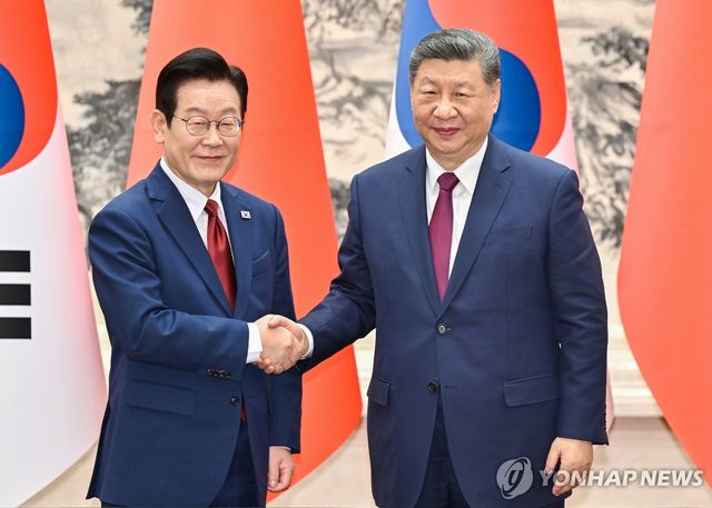 베이징서 만난 이재명 대통령(왼쪽)과 시진핑 중국 국가주석