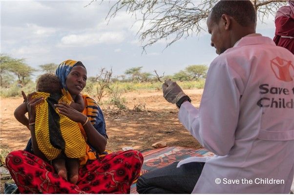소말리 지역에서 세이브더칠드런 백신 방문 접종을 받는 어머니와 1세 아동