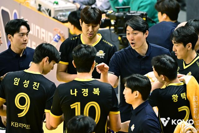 하현용 감독대행(중앙)의 지시를 듣는 KB손보 선수들
