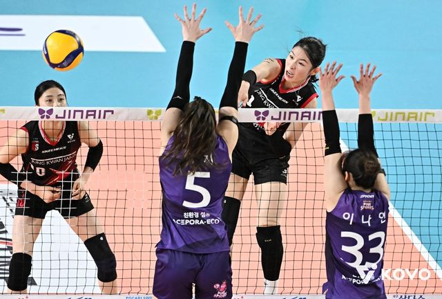 공격하는 정관장의 인쿠시(오른쪽에서 2번째)