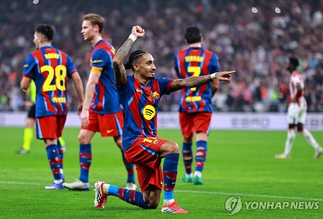 골세리머니를 펼치는 바르셀로나의 하피냐